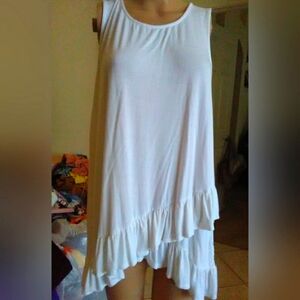 ADORABLE WHITE DRESS/ TUNIC W/ RUFFLED BOTTOM (T-SHIRT LIKE) BY B-SHARP SZ. Med
